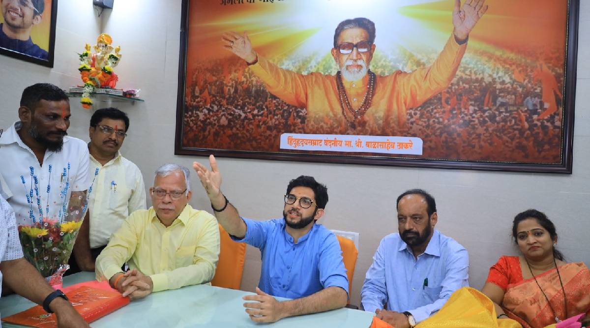 राज्यातील सरकार घटनाबाह्य आहे. सरकारमध्ये गद्दार नेते बनले आहेत.