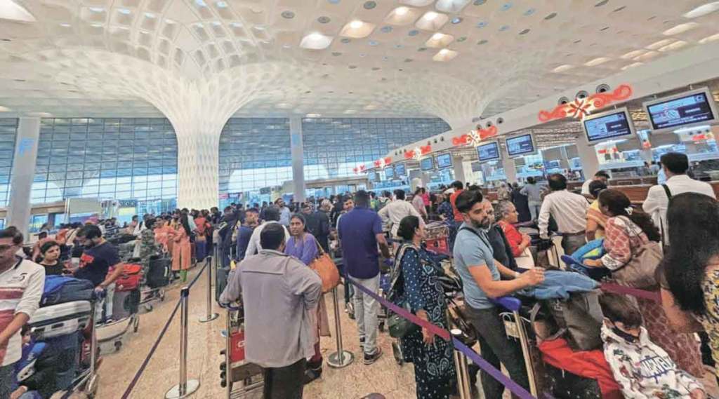 मुंबई विमानतळाच्या टर्मिनल २मधील इंटरनेट सेवा ठप्प झाल्यामुळे विमान कंपन्यांच्या ‘काऊंटर’वर लांबलचक रांगा लागल्या. अनेक प्रवाशांनी ट्विटरवर छायाचित्रे प्रसारित करून आपला रोष व्यक्त केला.