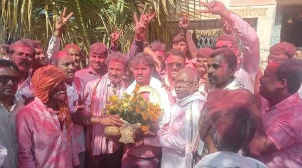 विजयी उमेदवारांनी जल्लोष केला. विजयी उमेदवारांनी जल्लोष केला.