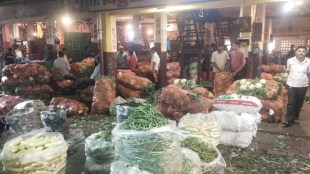 Prices of vegetables dropped by fifty percent at the APMC wholesale vegetable market in Vashi
