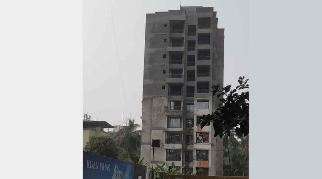 डोंबिवलीत महाराष्ट्रनगर मध्ये गुरचरण जमिनीवर उभारण्यात आलेली ११ माळ्याची बेकायदा इमारत.