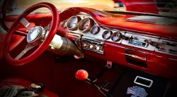 स्पीड कमी अधिक होताना स्टिअरिंगमध्ये कंपन होते? ही असू शकतात कारणे