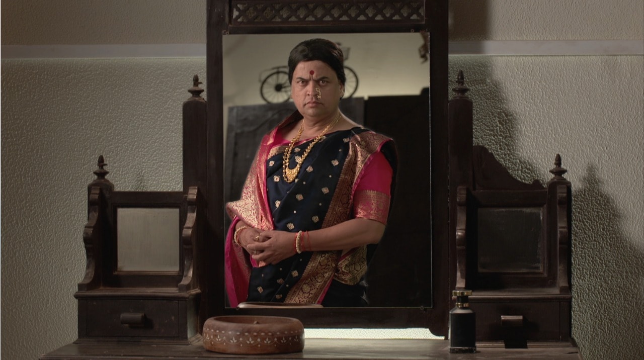 daar ughad baye sharad ponkshe in ladies outfit (6)