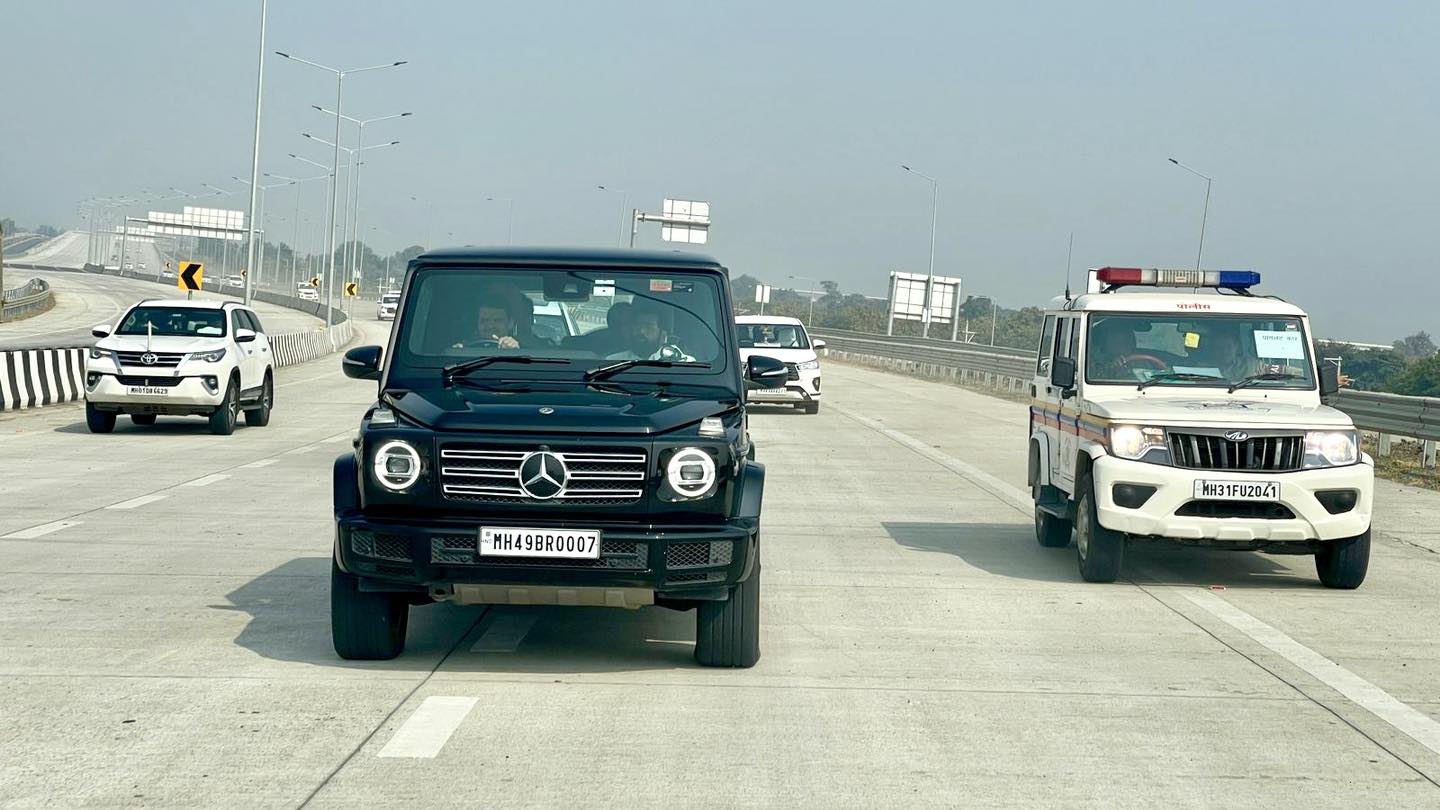 fadnavis eknath shinde samrudhi mahamarg Mercedes Benz G350d Car Driven By Deputy Chief Minister Devendra Fadnavis Know Features And Price in Marathi