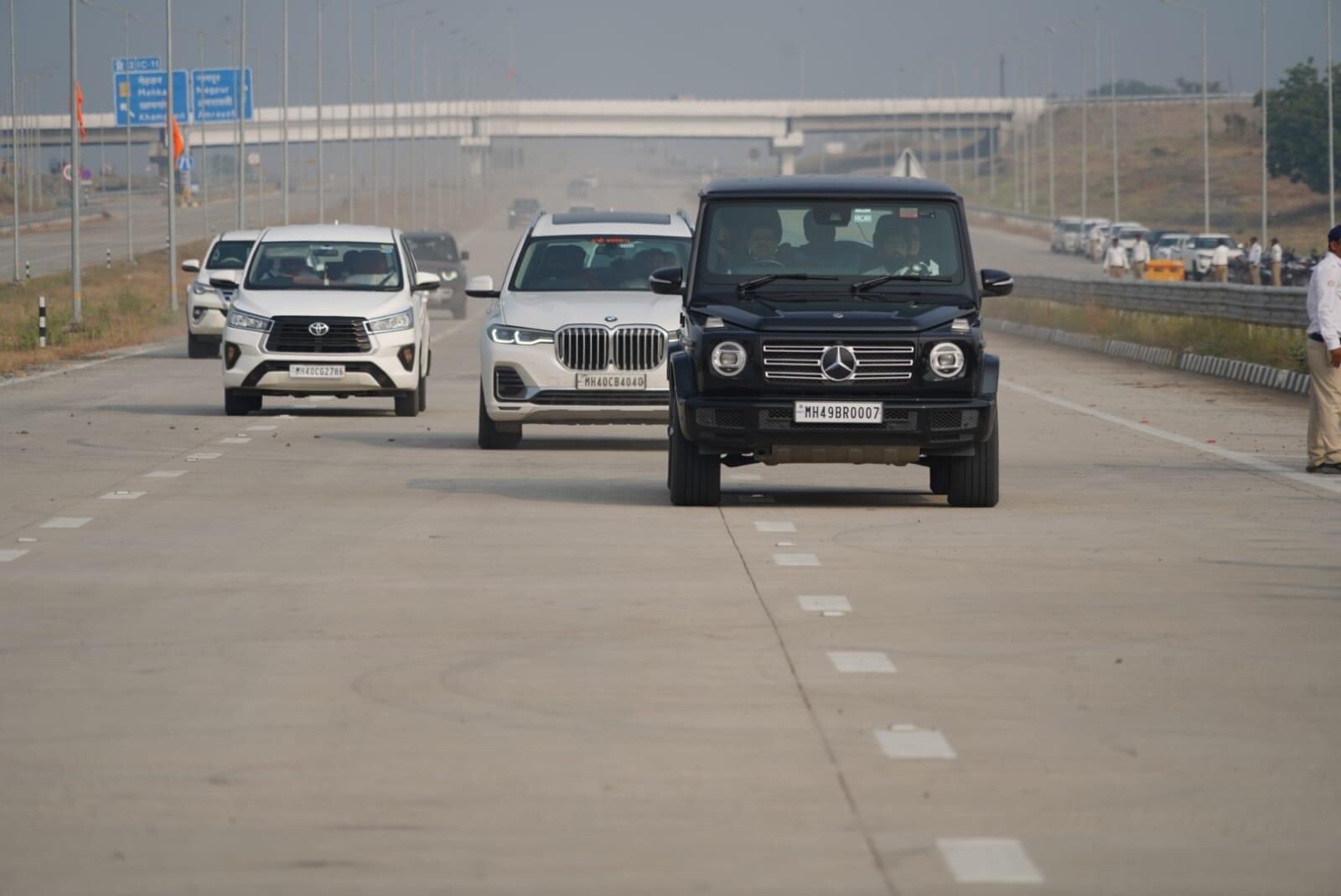fadnavis eknath shinde samrudhi mahamarg Mercedes Benz G350d Car Driven By Deputy Chief Minister Devendra Fadnavis Know Features And Price in Marathi