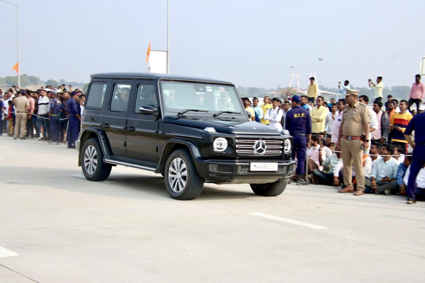 fadnavis eknath shinde samrudhi mahamarg Mercedes Benz G350d Car Driven By Deputy Chief Minister Devendra Fadnavis Know Features And Price in Marathi