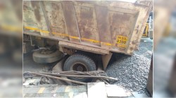 ठाणे : डोंबिवलीत पदपथ खचून अवजड ट्रकचे चाक गटारात रुतले