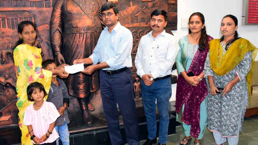 जिल्हाधिकारी राहुल रेखावार यांच्या हस्ते उषा राजशेखर मोरे राजशेखर मोरे यांना शुक्रवारी धनादेश प्रदान करण्यात आला.