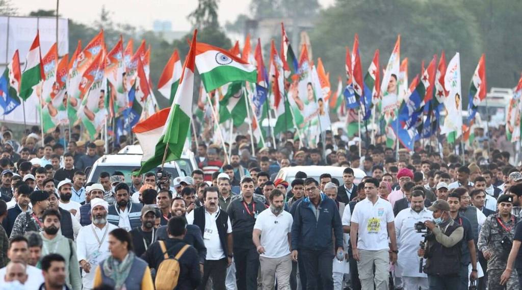 समोरच्या बाकावरून: दृष्टिकोन बदलला, त्याची गोष्ट.. समोरच्या बाकावरून: दृष्टिकोन बदलला, त्याची गोष्ट..