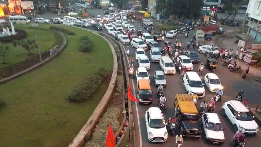 पायाभूत सुविधांकडे दुर्लक्ष झाल्यामुळे वाहतुकीच्या अनेक समस्या उद्भवत आहेत