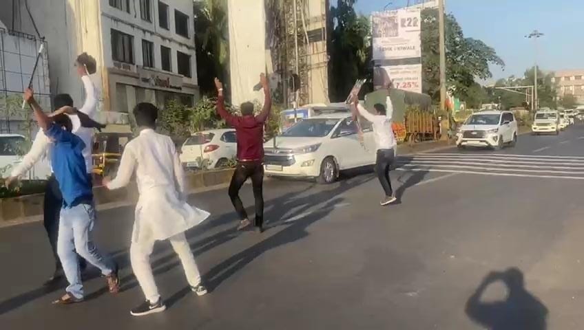 पिंपरी-चिंचवडमध्ये चंद्रकांत पाटलांना काळे झेंडे दाखवून ताफा अडवण्याचा प्रयत्न; काही कार्यकर्त्यांना पोलिसांनी घेतले ताब्यात