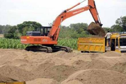 Open sand mining by mafia near Mumbra sand port