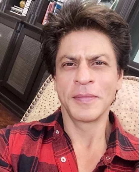 या सेशनच्या माध्यमातून शाहरुखला त्याच्या चाहत्यांनी अनेक प्रश्न विचारले.