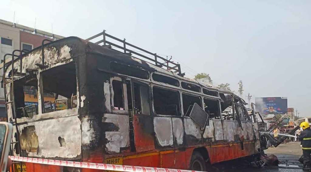 अपघातानंतर बस अचानक पेटली.