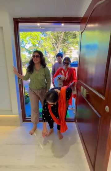 तनुजा यांनी घरात पहिलं पाऊल टाकताच त्यांनी या वास्तूला नमस्कार केला.