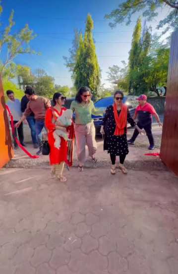 मोठ्या लकडी गेटमधून आत आल्यावर अंगणात दोन्ही बाजूला भरपूर झाडं आहेत.