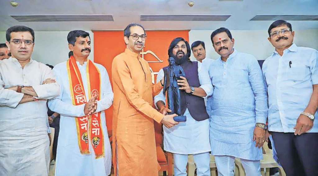 रिपब्लिकन इंडियाचे संस्थापक अध्यक्ष दीपक गायकवाड यांनी शेकडो सहकाऱ्यांसह शिवसेनेत प्रवेश केला.