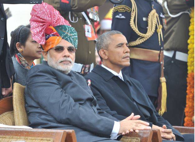 २०१५ मध्ये प्रजासत्ताक दिनाच्या सोहळ्यात मोदींनी राजस्थानी सतरंगी पगडी परिधान केली होती. (फोटो:ANI)