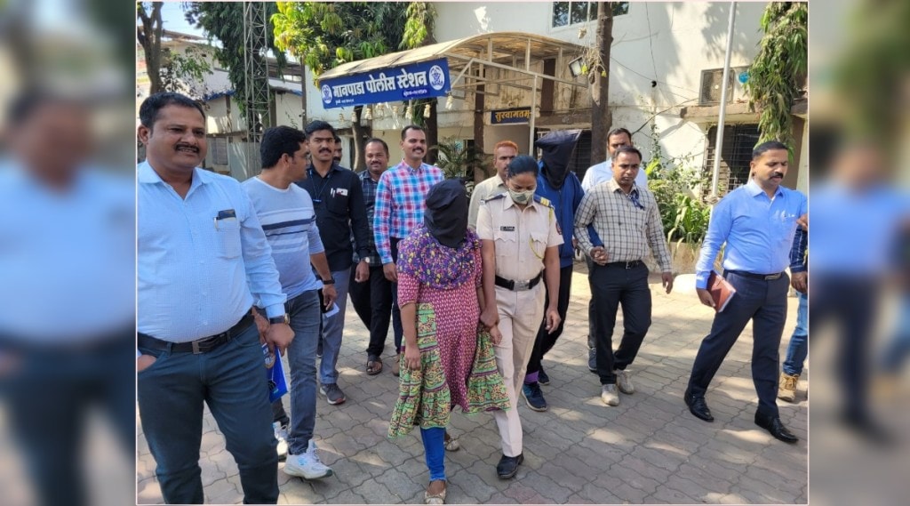 फेसबुकच्या माध्यमातून नागरिकांना फसविणारी महिला मानपाडा पोलिसांकडून अटक फेसबुकच्या माध्यमातून नागरिकांना फसविणारी महिला मानपाडा पोलिसांकडून अटक