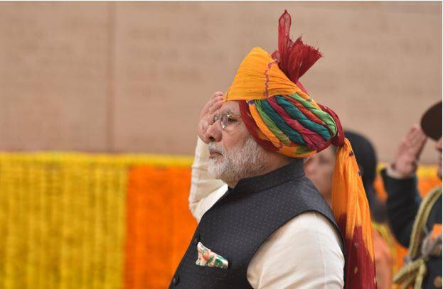 काळ्या बंदगळा जॅकेट आणि कुर्ता पायजमासोबत पंतप्रधान मोदींनी रंगीबेरंगी पगडी २०१८ साली परिधान केली होती. (फोटो:ANI)