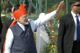 २०२० साली ७१ व्या प्रजासत्ताक दिनानिमित्त पीएम मोदी यांनी भगव्या रंगाचा ‘बांधेज’ फेटा घातलेला होता.(फोटो:Doordarshn)