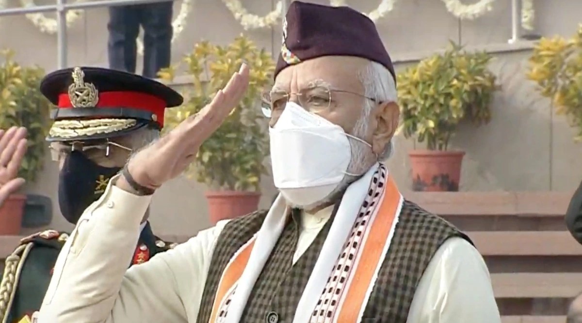 २०२२ साली ७३ व्या प्रजासत्ताक दिनी पंतप्रधान मोदींची वेगळी शैली बघायला मिळाली. त्यांनी उत्तराखंडी टोपी घातलेली होती. टोपीवर एक पट्टी होती, ज्यावर ब्रह्म कमळ स्थापित होते. ब्रह्म कमळ हे उत्तराखंडचे राज्य फूल आहे. (फोटो: Indian Express)