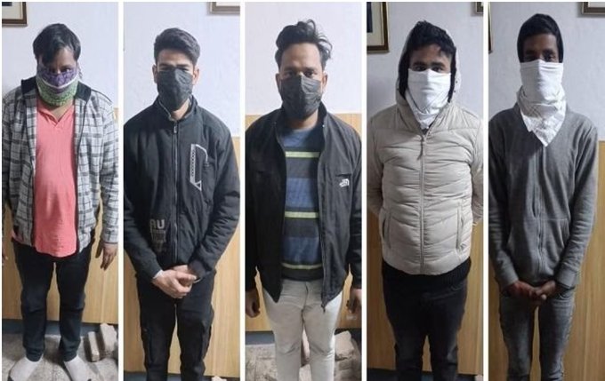 अपघाताची बातमी रविवारी समोर आली आणि पोलिसांनी सोमवारी या प्रकरणातल्या पाचही आरोपींना अटक केली. तसंच पाचही आरोपींना अटक केल्याची माहिती दिल्ली पोलिसांनी पत्रकार परिषद घेऊन दिली