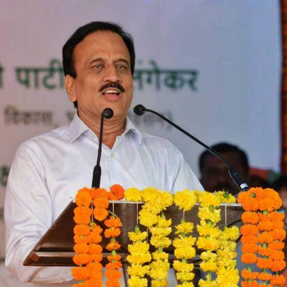मात्र, आता भाजपाचे नेते आणि मंत्री गिरीश महाजन यांनी भाजपानेच शिवसेनेतील फुटीसाठी 'ऑपरेशन'ला सुरुवात केल्याचं मोठं विधान केलं आहे.