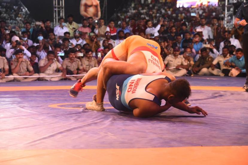 एवढच नाही तर येत्या काळात जसं मागच्या काळात तीन खेळाडूंना थेट पोलीस उपअधीक्षक पदावर नोकरी आपण दिली. अशाचप्रकारे आमच्या खेळाडूंना विविध ठिकाणी नोकरी, संधी देण्याचं काम हे महाराष्ट्र सरकारच्यावतीने निश्चितपणे केलं जाईल. असंही फडणवीसांनी सांगितलं.