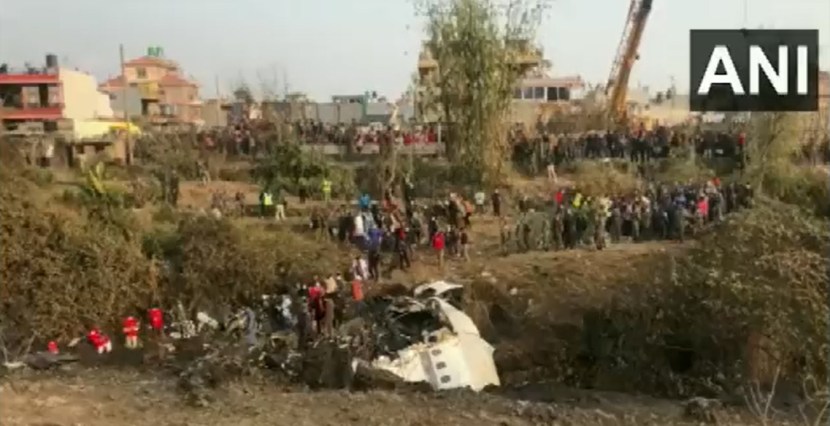 नेपाळच्या पोखरा आंतरराष्ट्रीय विमानतळानजीक ७२ लोक घेऊन जाणारे विमानाचा भीषण अपघात झाला.