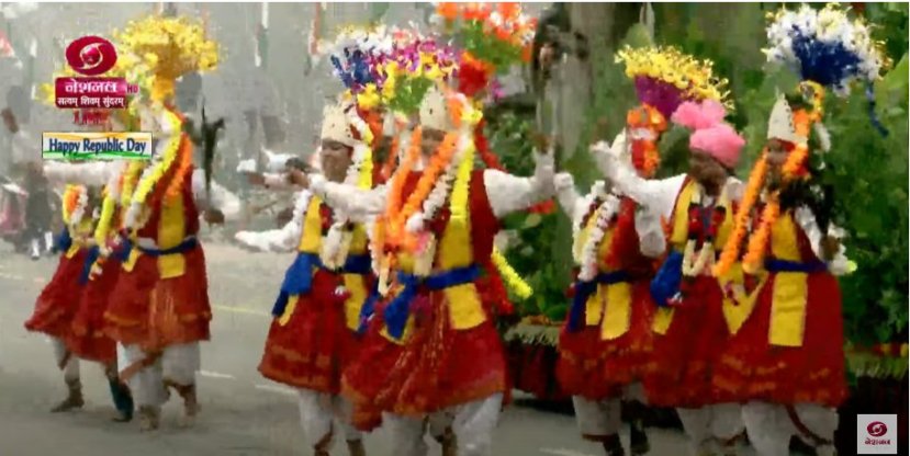 पारंपारिक वेशभुषेत कलावंत चित्ररथासोबत नाचत पुढे जात होते.
