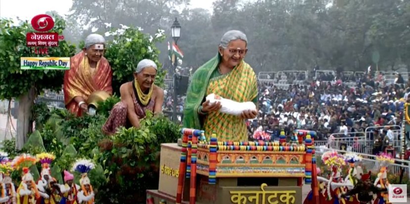 कर्नाटकच्या चित्ररथामध्ये तीन कर्तृत्वान महिलांना दाखवण्यात आलं.