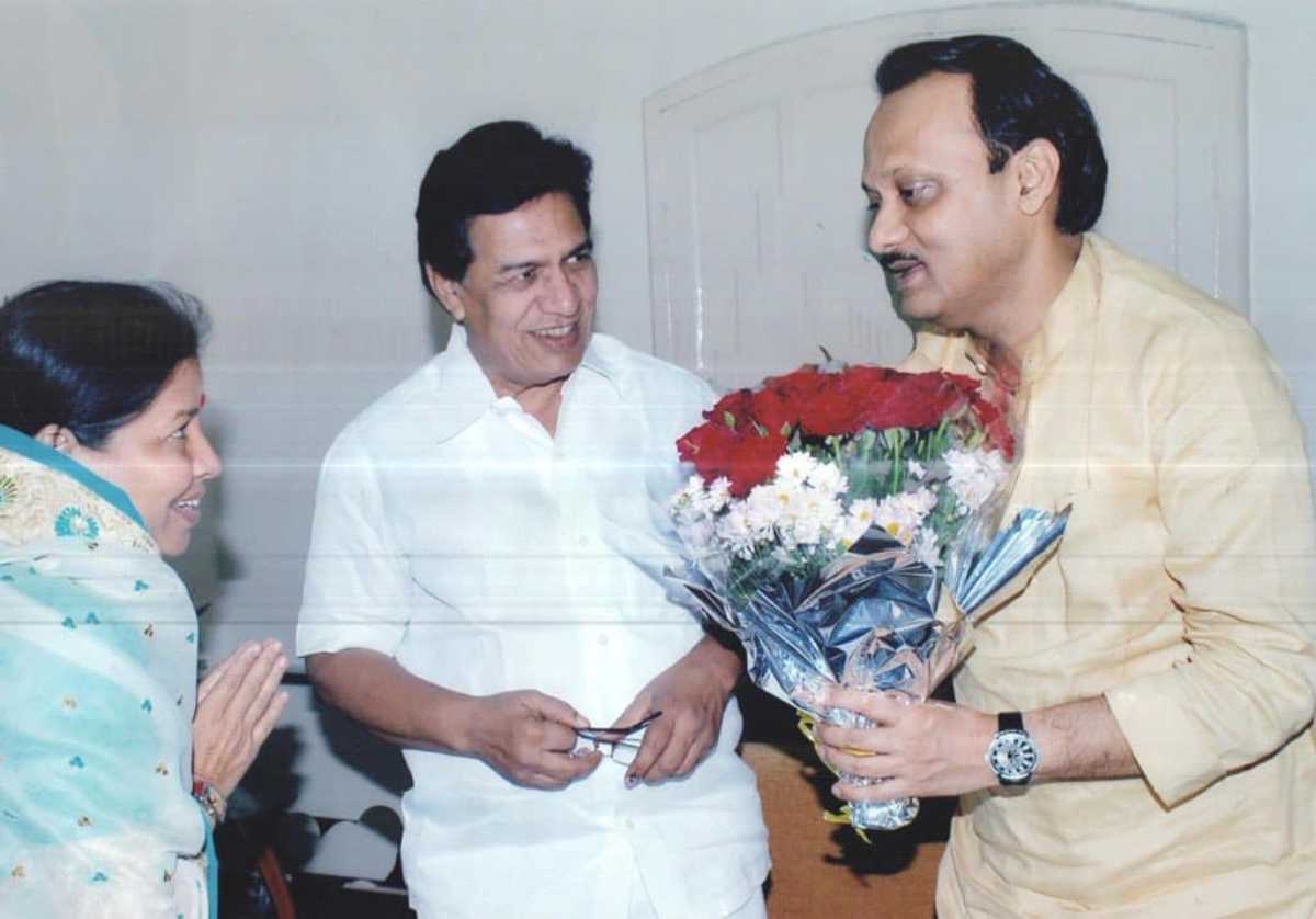 पदवीधर मतदारसंघ विधान परिषदेचा एक वेगळा मतदारसंघ आहे. अशा मतदारसंघातून सत्यजीत तांबेंनी उमेदवारी अर्ज दाखल केला आहे - सुधीर तांबे