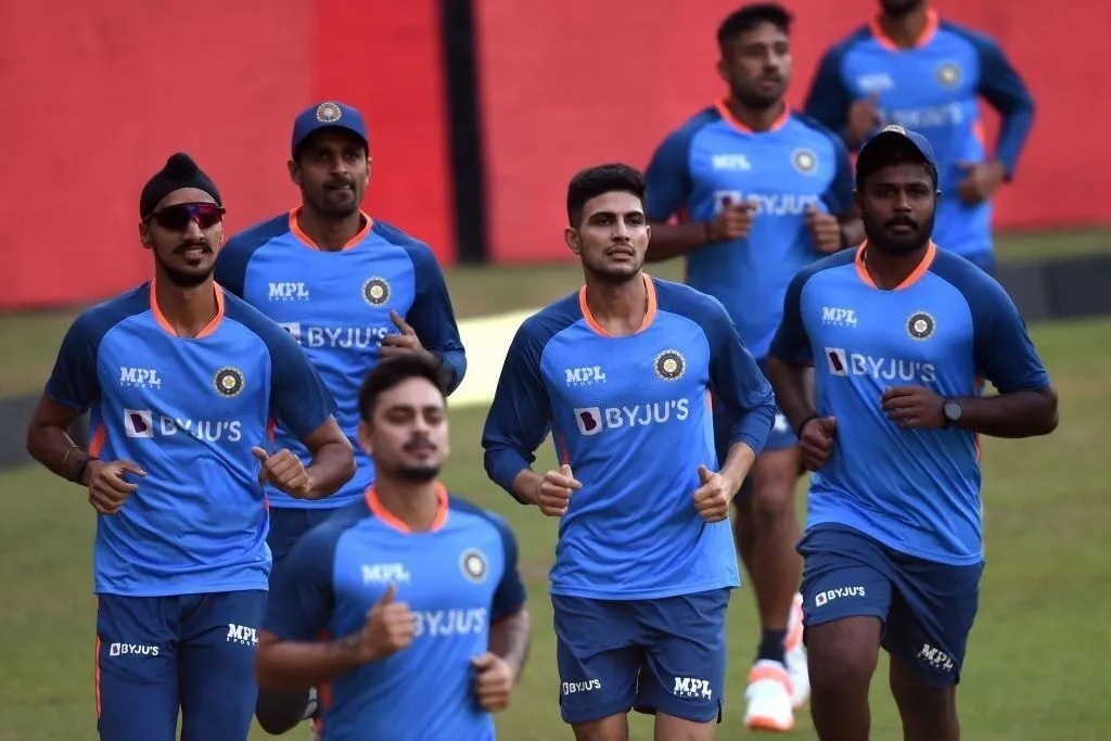 पहिल्या टी२० सामन्यात शुबमन गिलला इशान किशनसोबत सलामीची संधी मिळू शकते. ऋतुराज गायकवाडही संघात आहे, पण त्याला प्लेइंग ११ मध्ये स्थान मिळालेले नाही. यानंतर संजू सॅमसन तिसऱ्या क्रमांकावर असलेल्या राहुल त्रिपाठीवर लक्ष वेधून घेऊ शकतो.