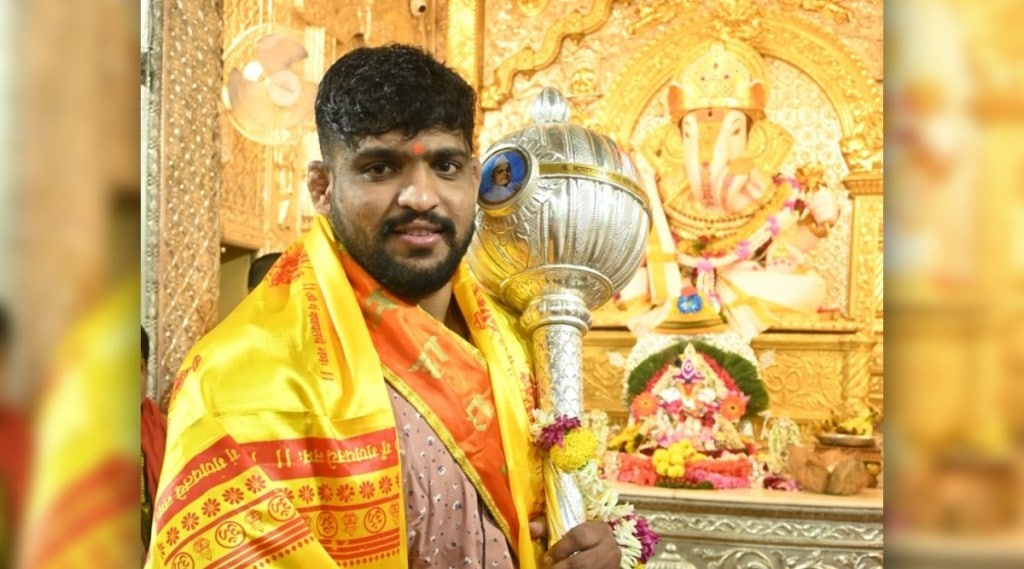 ‘महाराष्ट्र केसरी’ शिवराज गणरायाच्या चरणी (लोकसत्ता टीम)