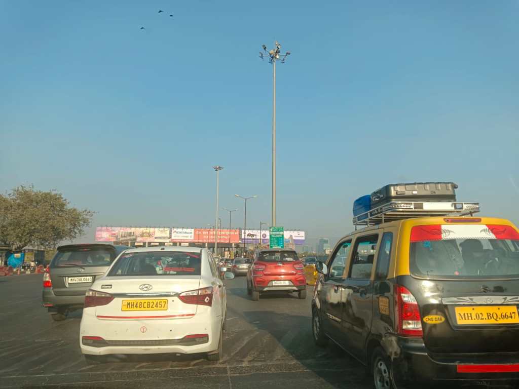 नवी मुंबई : रविवारी सुट्टीच्या दिवशीही वाहतूक कोंडी पिच्छा सोडेना नवी मुंबई : रविवारी सुट्टीच्या दिवशीही वाहतूक कोंडी पिच्छा सोडेना