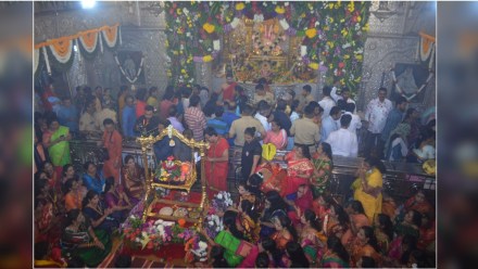 Devotees crowd at Dagdusheth temple on the occasion of Ganesh Jayanti Devotees crowd at Dagdusheth temple on the occasion of Ganesh Jayanti