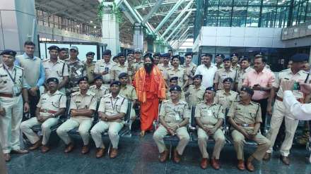 उपसमाधीष्ठा पवन कुमार आणि सहाय्यक समाधीष्ठा लक्ष्मीकांत शिंदे यांच्या विनंतीवरून रामदेव बाबांनी योगाचे धडे दिले. उपसमाधीष्ठा पवन कुमार आणि सहाय्यक समाधीष्ठा लक्ष्मीकांत शिंदे यांच्या विनंतीवरून रामदेव बाबांनी योगाचे धडे दिले.