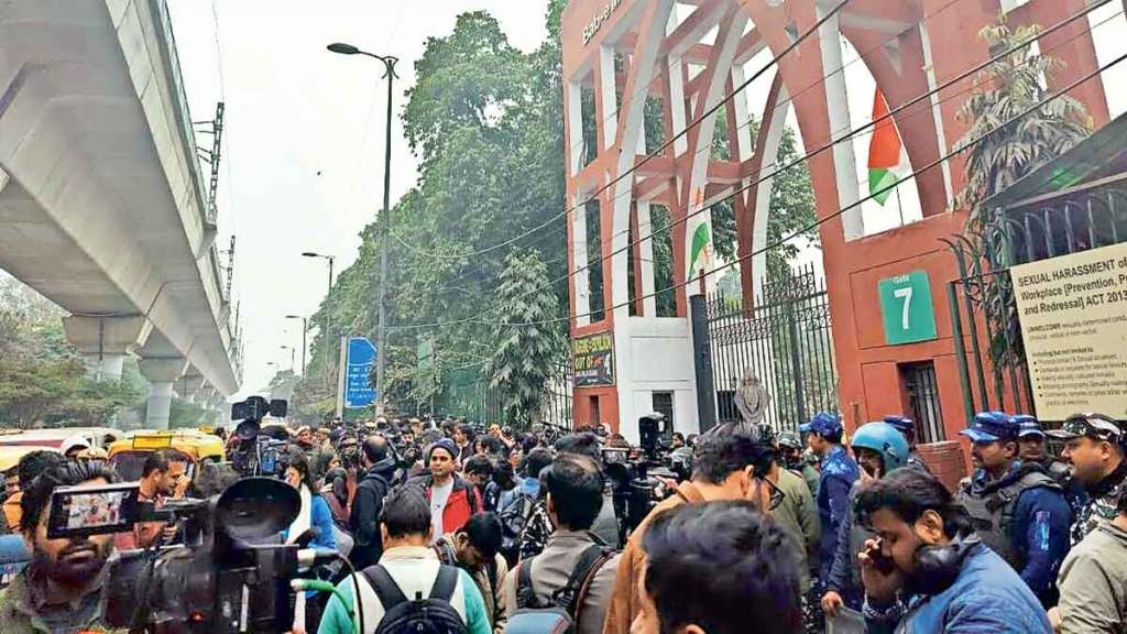 विद्यार्थी विद्यापीठ परिसराबाहेर जमले असताना