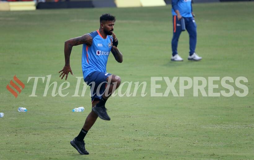 सोमवारी मुंबईतील वानखेडे स्टेडियमवर श्रीलंकेविरुद्धच्या पहिल्या टी२० सामन्यापूर्वी सराव करताना भारताचा टी२० कर्णधार हार्दिक पांड्या. भारतीय संघाचे नेतृत्व अष्टपैलू हार्दिक पंड्या याच्याकडे आहे. सामन्याच्या पूर्वसंध्येला झालेल्या पत्रकार परिषदेत बोलताना हार्दिकने आपल्या रणनितीविषयी महत्त्वाचे वक्तव्य केले. (Express photo by Narendra Vaskar )