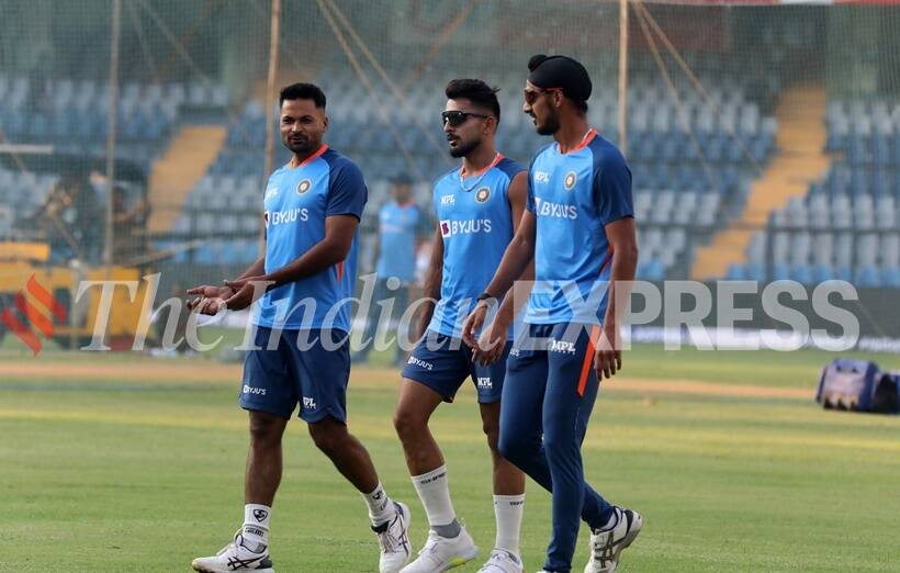भारतीय क्रिकेट संघ सोमवारी मुंबईतील वानखेडे स्टेडियमवर श्रीलंकेविरुद्धच्या पहिल्या टी२० सामन्यापूर्वी सराव करत आहे.भारत आणि श्रीलंका यांच्यातील या टी२० मालिकेत भारताचे वरिष्ठ खेळाडू उपलब्ध नाहीत. यात रोहित शर्मा, विराट कोहली आणि केएल राहुल यांचा उल्लेख केला जाऊ शकतो.  (Express photo by Narendra Vaskar )