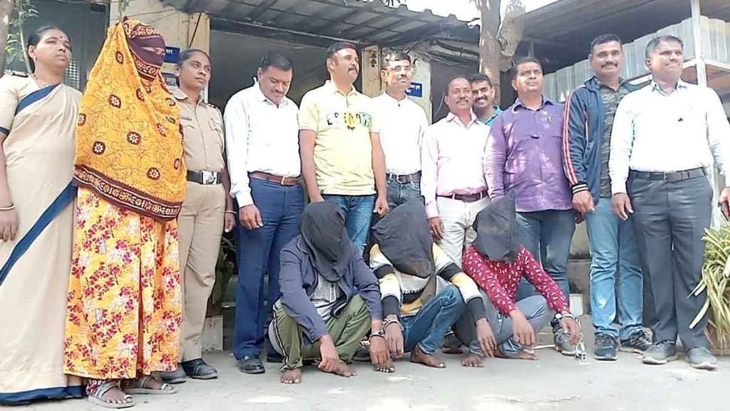 रट्यांनी चोरलेला सर्व कापड पोलिसांनी जप्त केले असून मुख्य आरोपीला अटकही केली आहे. 
फोटो- लोकसत्ता