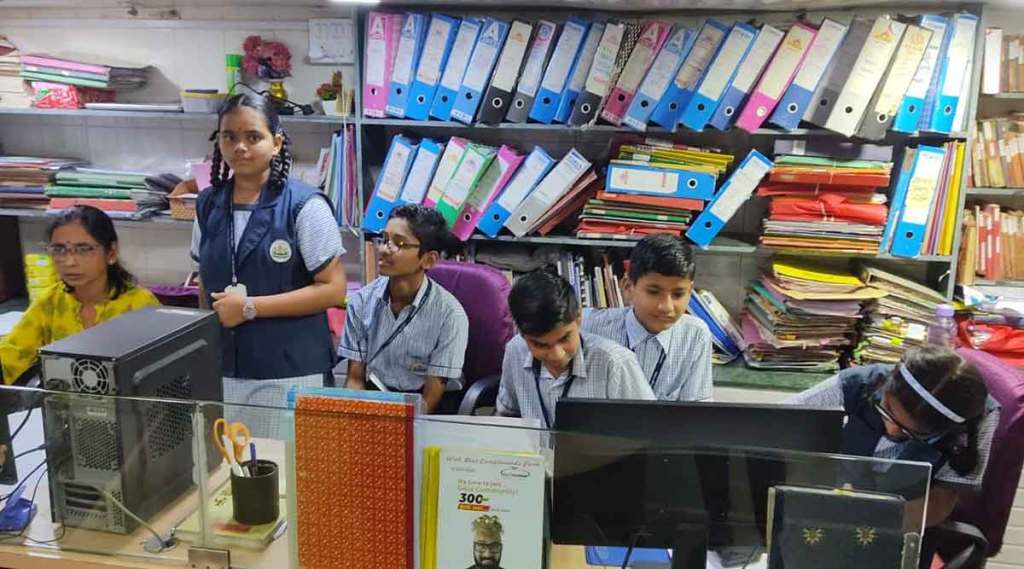 कल्याणच्या सार्वजनिक वाचनालयात ग्रंथसेवक म्हणून सहभागी झालेले शारदा मंदिराचे विद्यार्थी. कल्याणच्या सार्वजनिक वाचनालयात ग्रंथसेवक म्हणून सहभागी झालेले शारदा मंदिराचे विद्यार्थी.