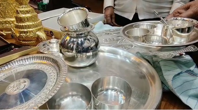 देवाच्या रोजच्या पुजाअर्चासाठी लागणारे चांदीचे मोठे ताट, वाटी, समई, तांब्या, भांडी, ताम्हण, पळी आणि देवासाठी चांदीचा आरसा अशा वस्तू या दानामध्ये समाविष्ट आहेत.