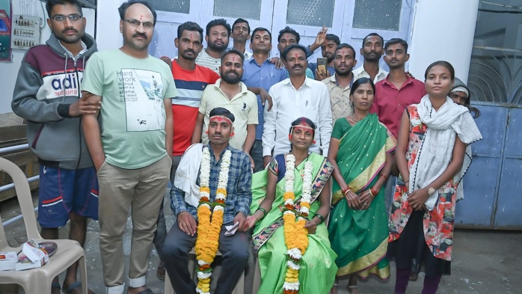Deaf couple gets married