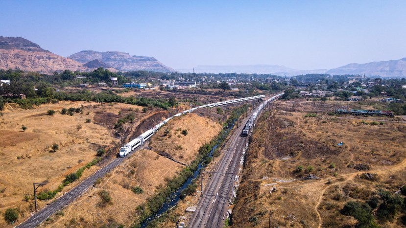 जास्तीत जास्त १८० किलोमीटर प्रति तास वेगाने धावण्याची क्षमता पण सुरक्षेच्या दृष्टीकोनातून १३० पर्यंतचा वेग मर्यादीत ठेवण्याचे निश्चित