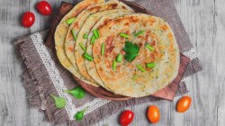 मऊ लुसलुशीत पराठा खायला तुम्हालाही आवडतो? तर मलबार पराठ्याची ही सोपी रेसिपी एकदा जाणून घ्याच