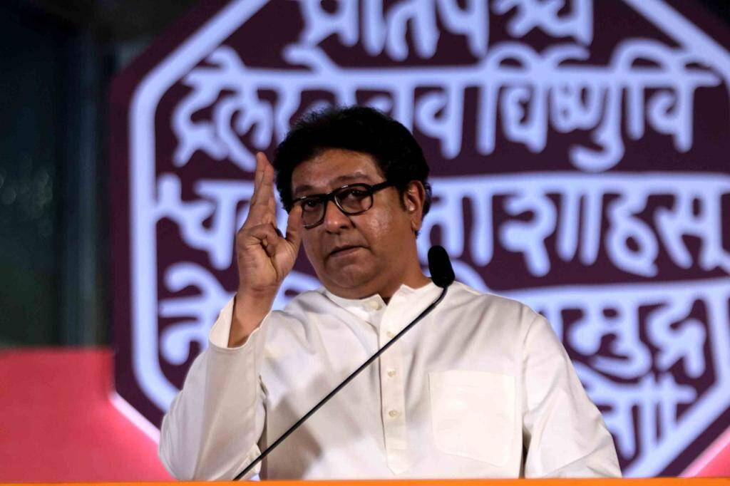 आज जातीपातीमुळे विचका झाला आहे. ज्या महाराष्ट्राने देशाला विचार दिला, तो महाराष्ट्र जातीपातींमध्ये खितपत पडता कामा नये. ही गोष्ट तुम्ही सर्वांनी नीट लक्षात ठेवावी. तुम्ही जातीपातीत अडकू नये, असा सल्ला राज ठाकरेंनी विद्यार्थ्यांना दिला.