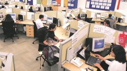 सेवा क्षेत्राची वाढ मंदावली