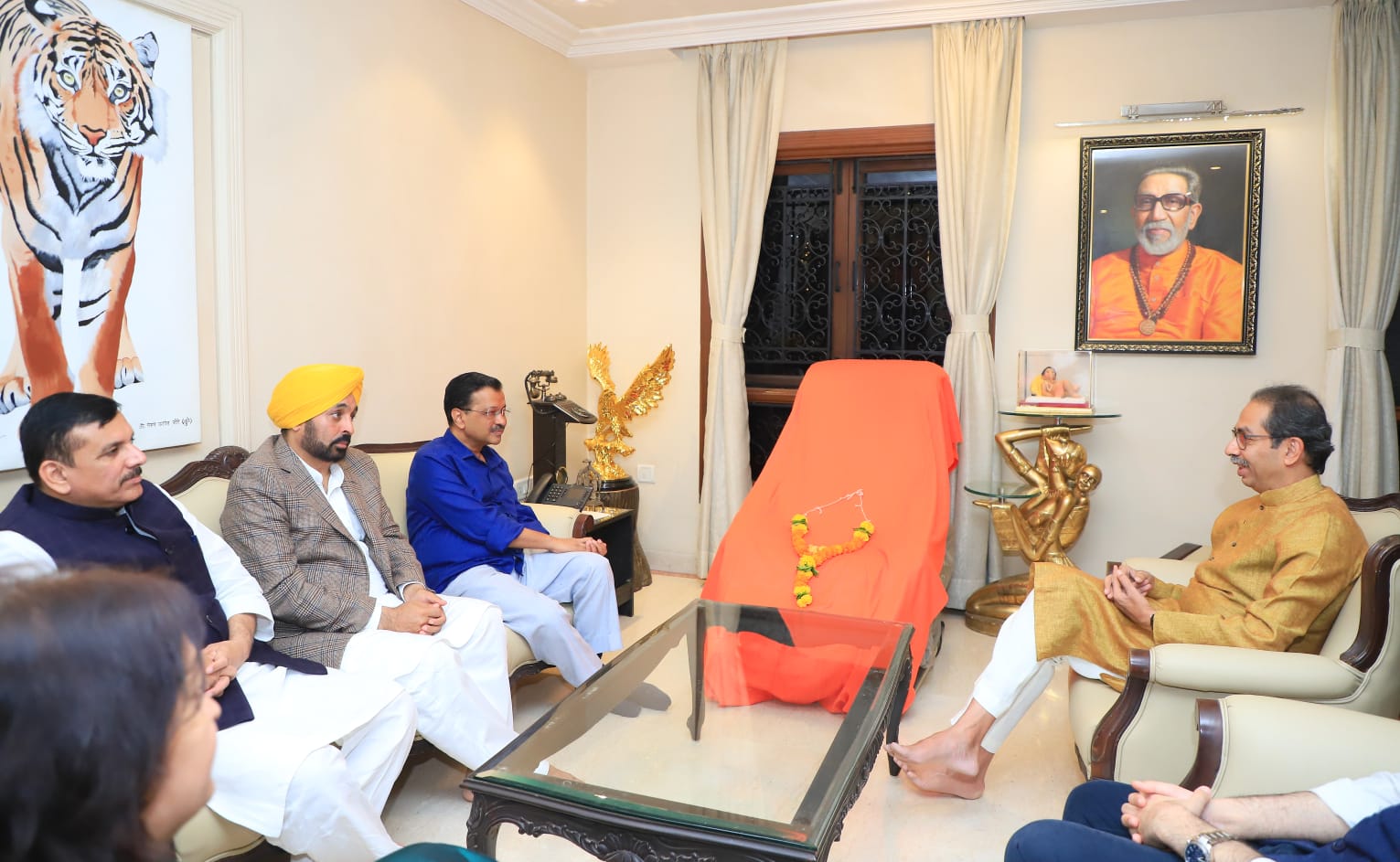 शिवसेनेत बंडखोरी झाल्यानंतर ठाकरे गटाचे प्रमुख उद्धव ठाकरे यांनी पक्षबांधणीला सुरुवात केली आहे.